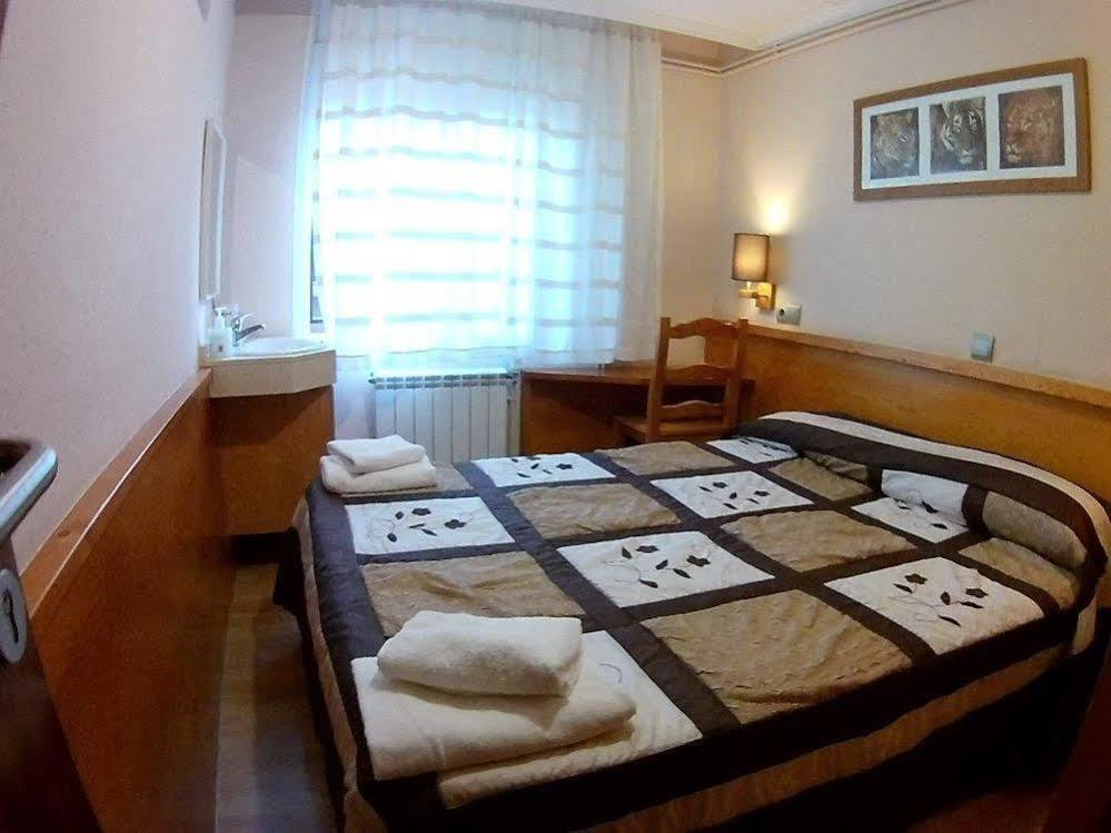 Hostal Fonda Galicia Cardedeu Exterior photo