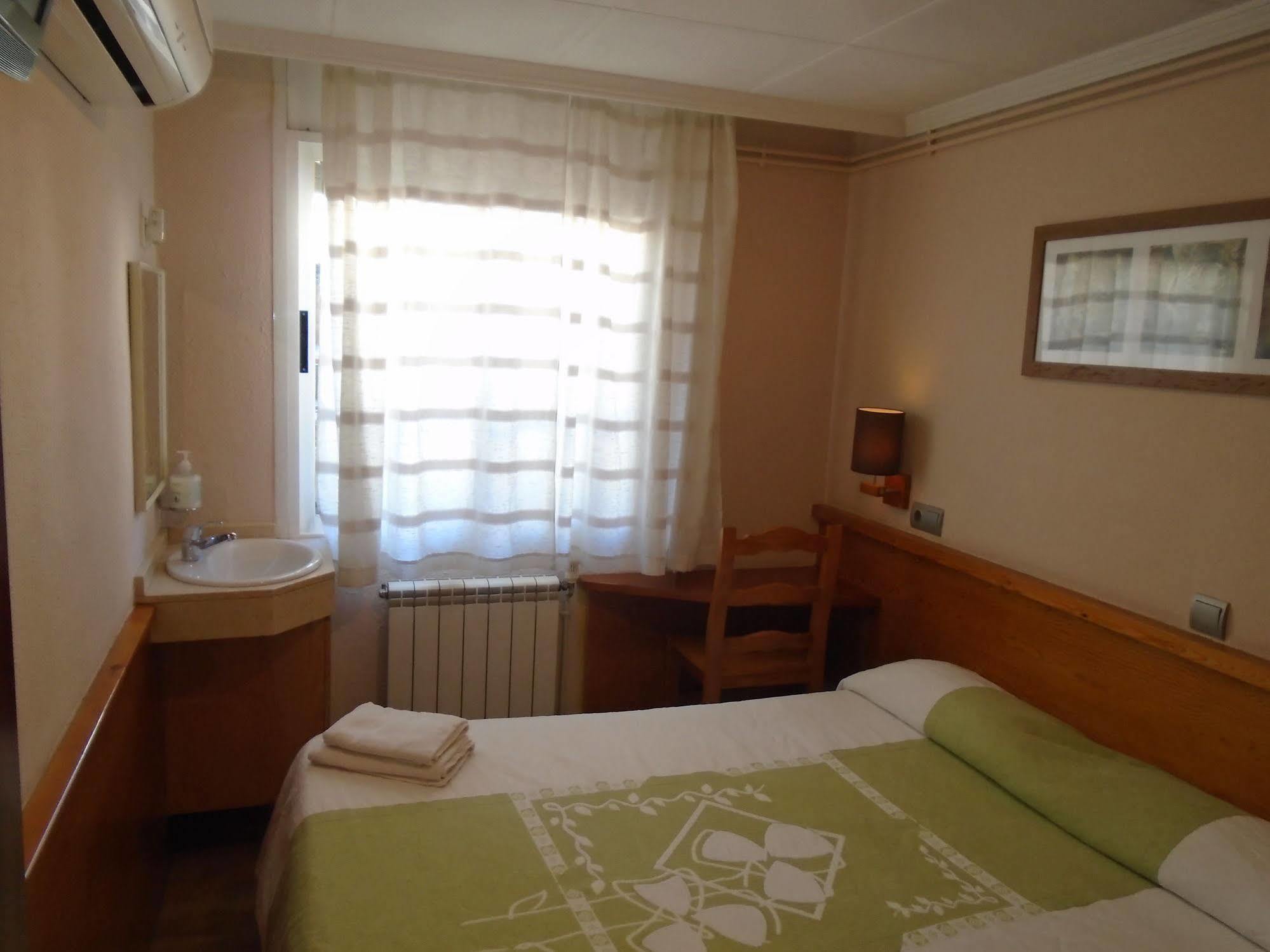 Hostal Fonda Galicia Cardedeu Exterior photo